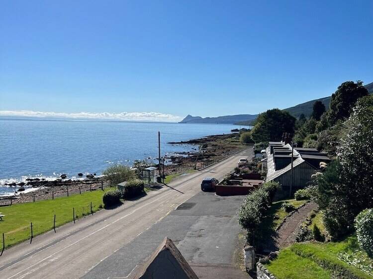 غرفة أساية فردية حمام مشترك, Corrie