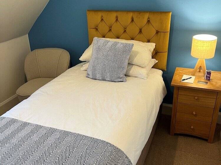 غرفة أساية فردية حمام مشترك, Corrie