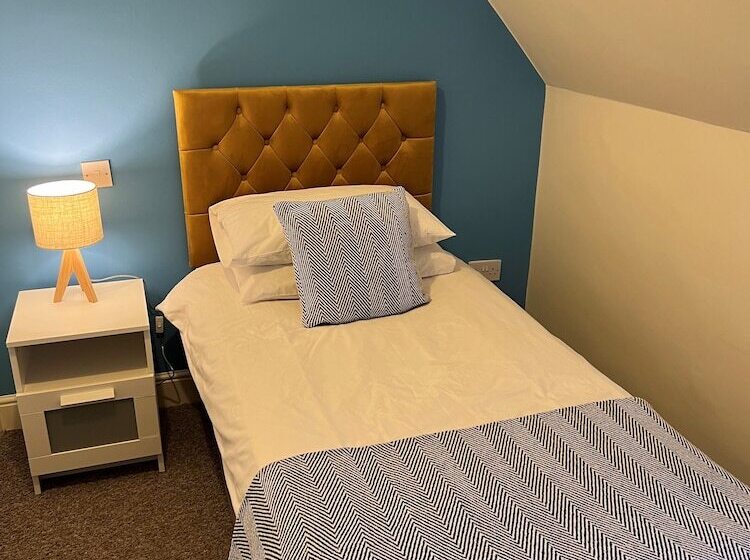 غرفة كلاسيكية فردية, Corrie