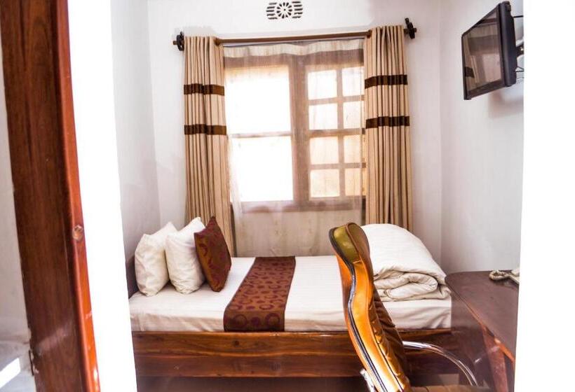 اتاق اکونومی, Happy Rhino