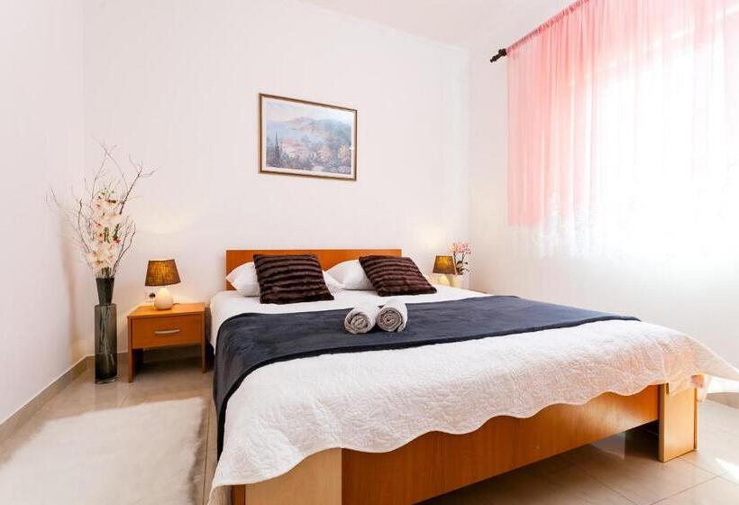 带1个卧室的带阳台的公寓, Guest House Mara