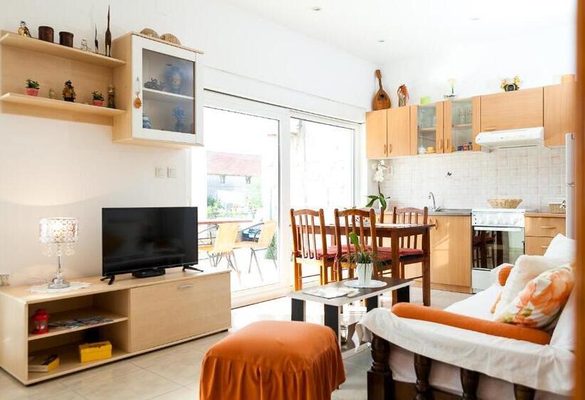 带1个卧室的带阳台的公寓, Guest House Mara