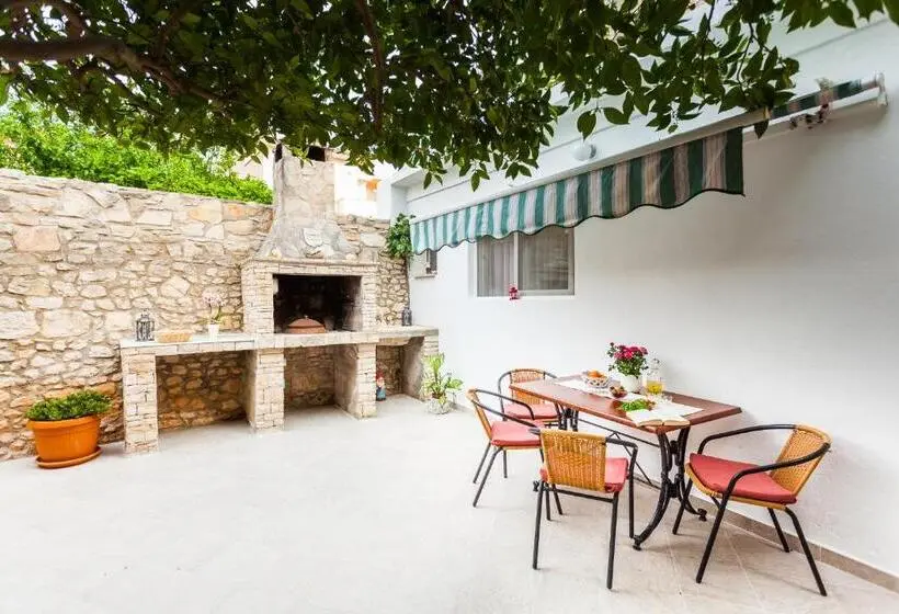 庭の見える１ベッドルームアパートメント, Guest House Mara