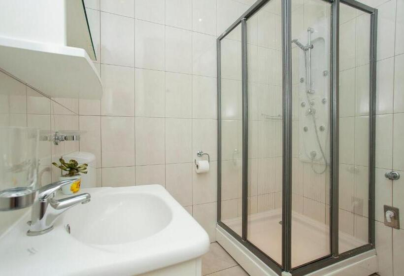 带露台两卧公寓, Guest House Mara