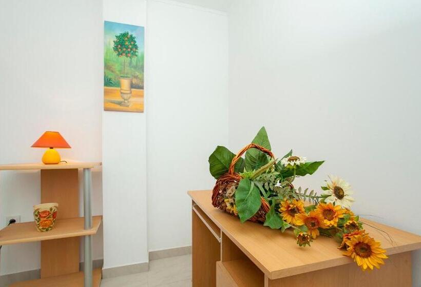 带露台两卧公寓, Guest House Mara