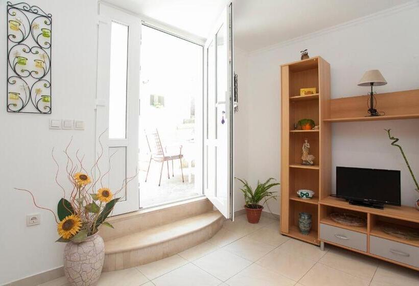 带露台两卧公寓, Guest House Mara