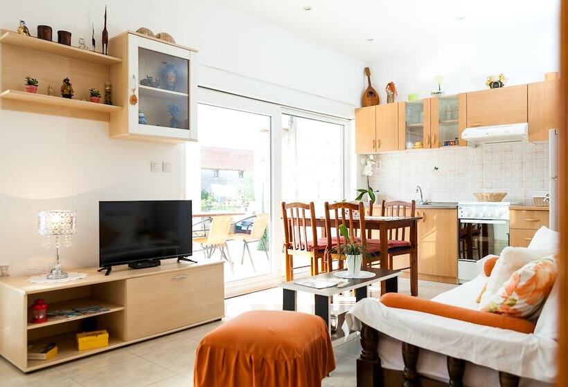 带1个卧室的带阳台的公寓, Guest House Mara