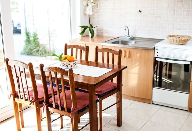 带1个卧室的带阳台的公寓, Guest House Mara