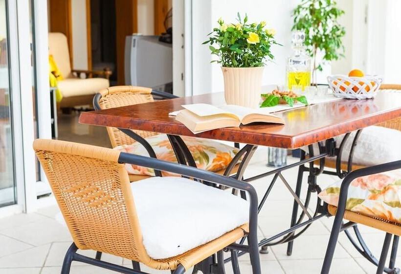 带1个卧室的带阳台的公寓, Guest House Mara