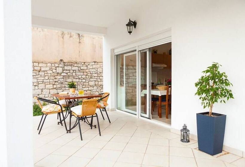 带1个卧室的带阳台的公寓, Guest House Mara