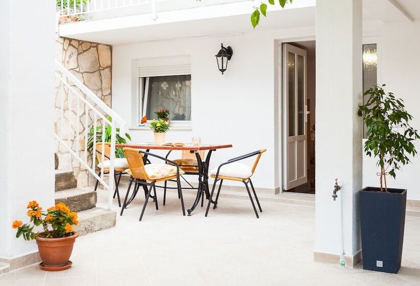 테라스가 있는 2 베드룸 아파트, Guest House Mara