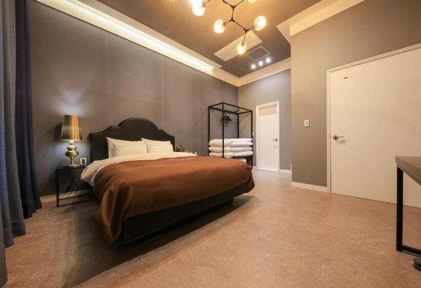 Penthouse Kamer, Merrymud