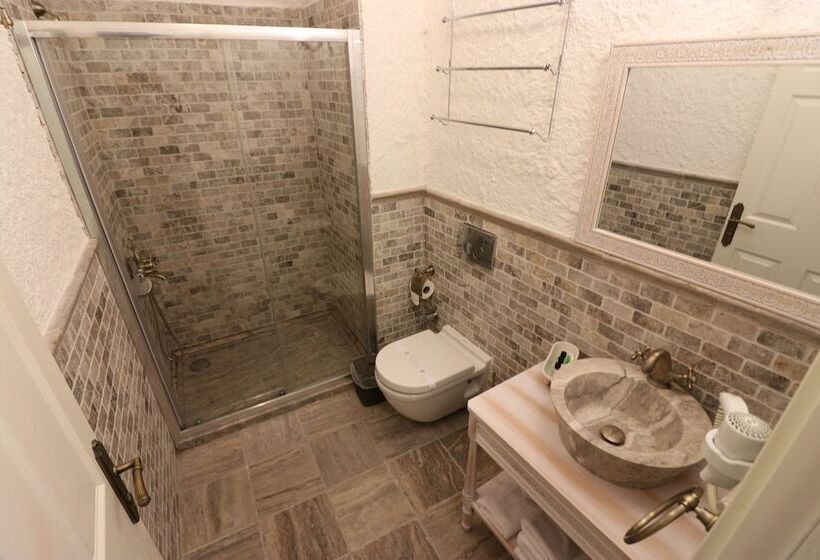 غرفة قياسية ثلاثية, Galya Otel Alacati