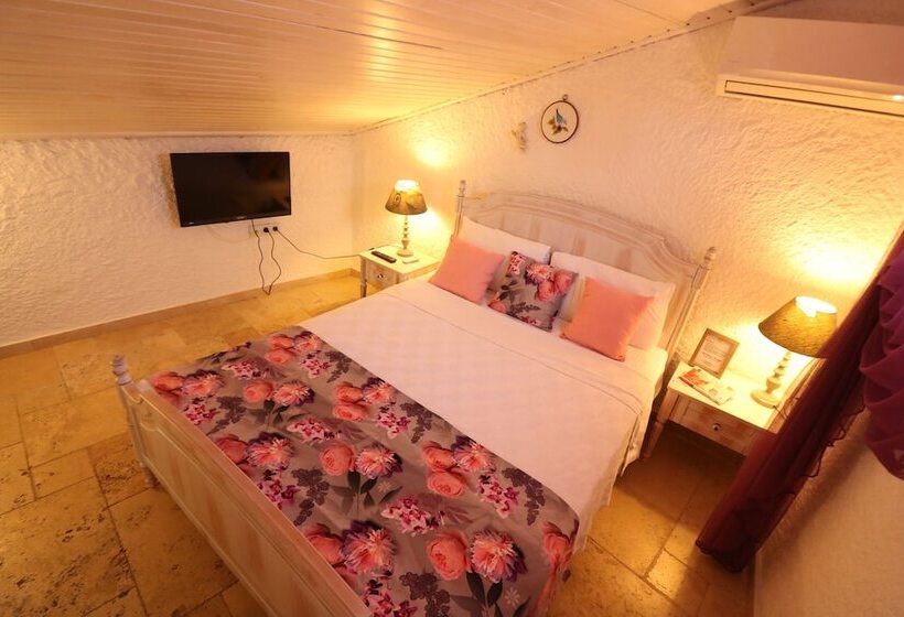 غرفة قياسية ثلاثية, Galya Otel Alacati