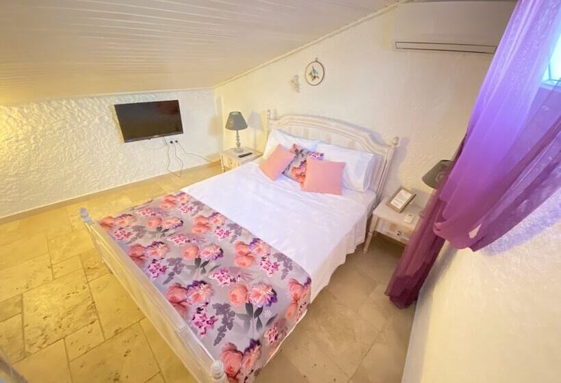 غرفة قياسية ثلاثية, Galya Otel Alacati