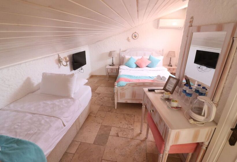 غرفة قياسية ثلاثية, Galya Otel Alacati