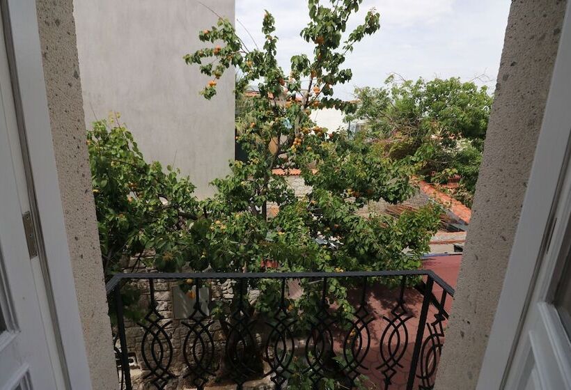 غرفة كومفورت ثلاثية, Galya Otel Alacati