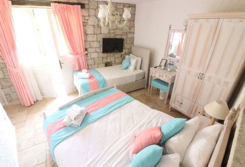 غرفة كومفورت ثلاثية, Galya Otel Alacati