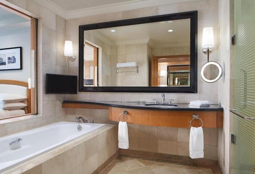 اتاق اجرایی با تخت بزرگ, Sheraton Manila Bay