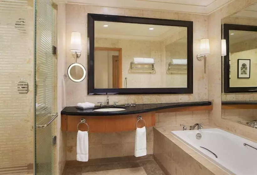اتاق لوکس با تخت بزرگ, Sheraton Manila Bay