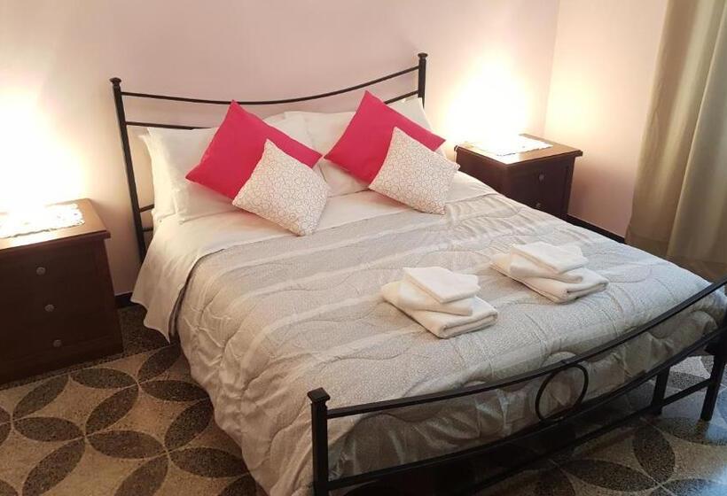 استودیو استاندارد با چشم‌انداز باغ, Royal Suite