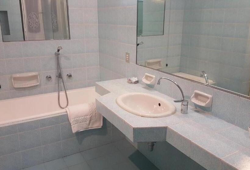 اتاق استاندارد با چشم‌انداز باغ, Royal Suite