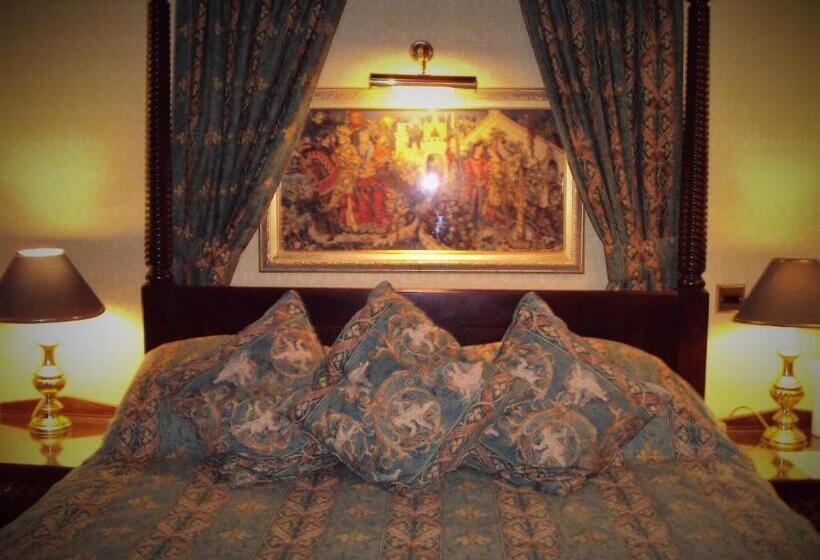 غرفة قياسية, Langley Castle