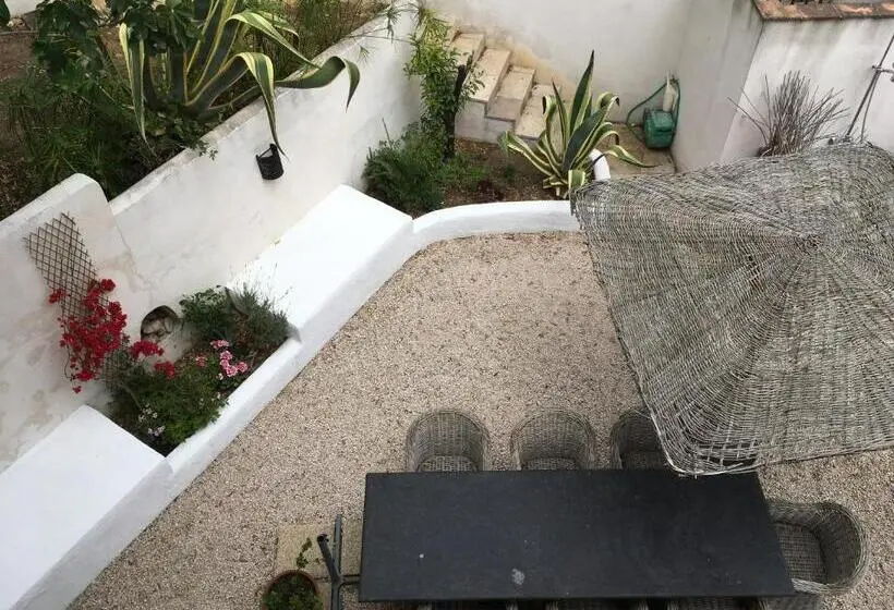 اتاق لوکس با چشم‌انداز دریا, Le Clos Des Sept Palmiers