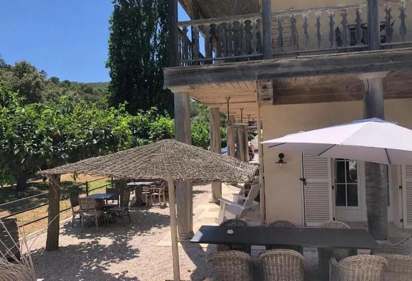 اتاق لوکس با چشم‌انداز دریا, Le Clos Des Sept Palmiers