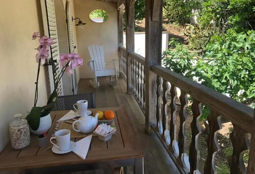 اتاق لوکس با چشم‌انداز دریا, Le Clos Des Sept Palmiers