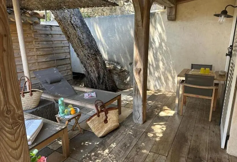 اتاق لوکس با تراس, Le Clos Des Sept Palmiers