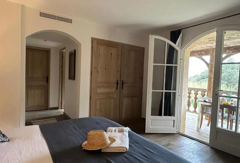 اتاق لوکس با بالکن و چشم‌انداز دریا, Le Clos Des Sept Palmiers
