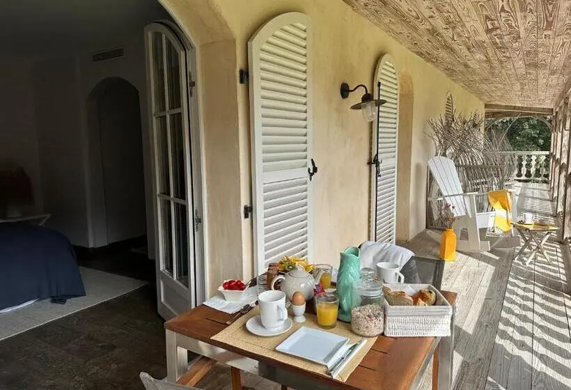 اتاق لوکس با بالکن و چشم‌انداز دریا, Le Clos Des Sept Palmiers
