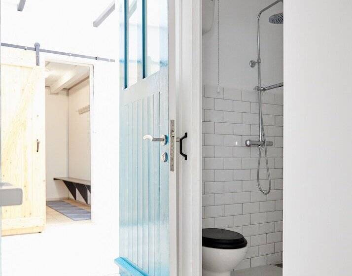 공용 욕실 구비 공동 객실 내의 침대, Caión Surf House Hostel