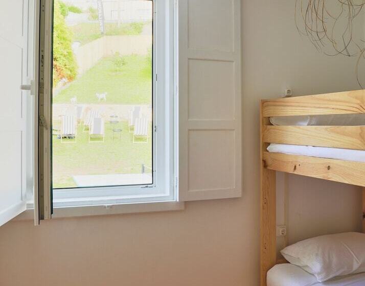 공용 욕실 구비 공동 객실 내의 침대, Caión Surf House Hostel