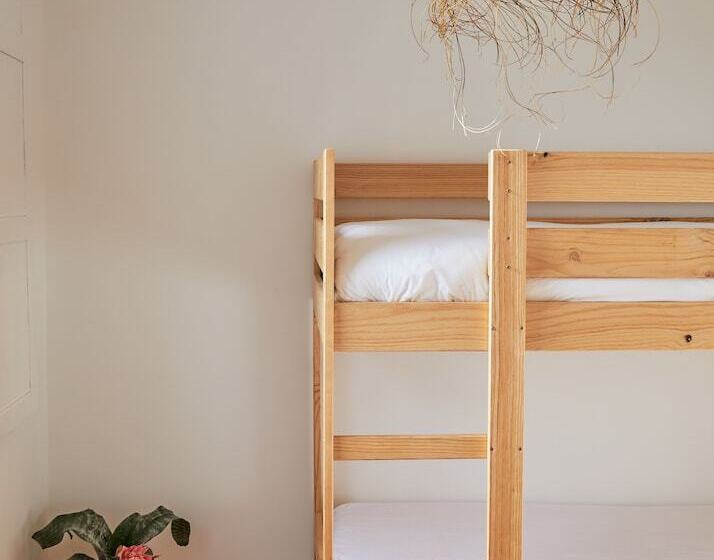 공용 욕실 구비 공동 객실 내의 침대, Caión Surf House Hostel