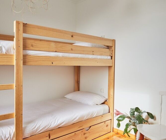 공용 욕실 구비 공동 객실 내의 침대, Caión Surf House Hostel