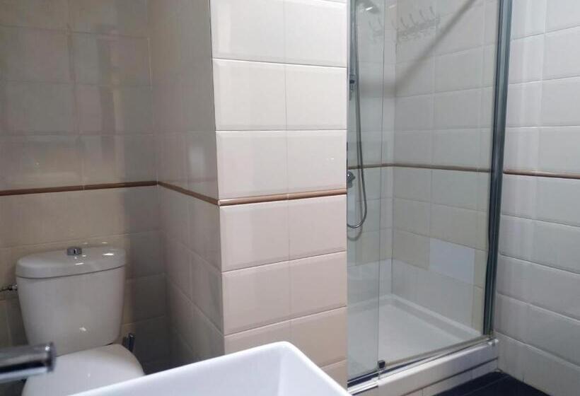 غرفة قياسية رباعية, Flats Friends Plaza De La Reina