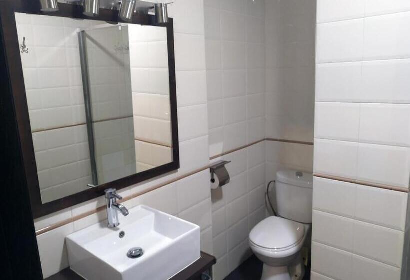 غرفة قياسية رباعية, Flats Friends Plaza De La Reina