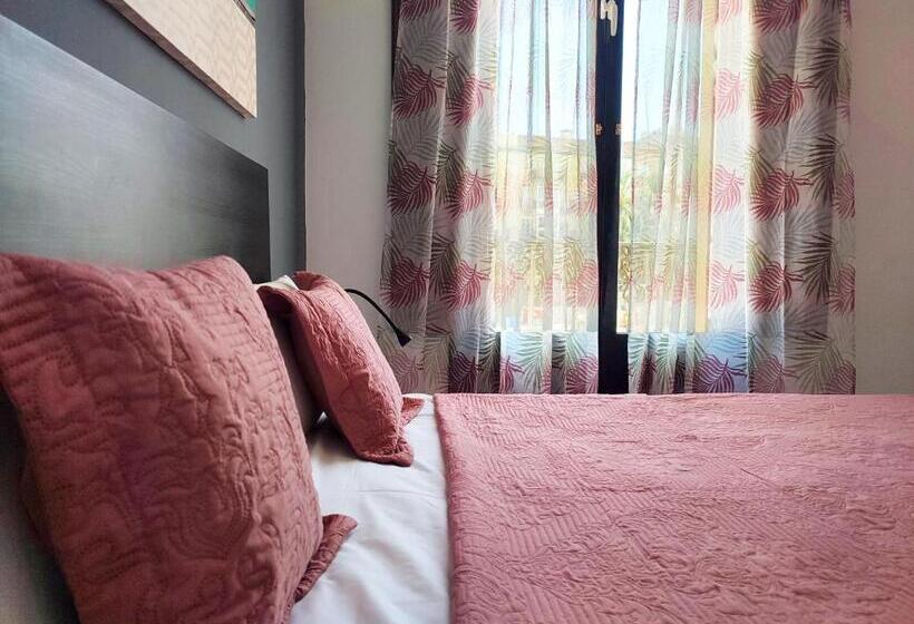 غرفة قياسية رباعية, Flats Friends Plaza De La Reina