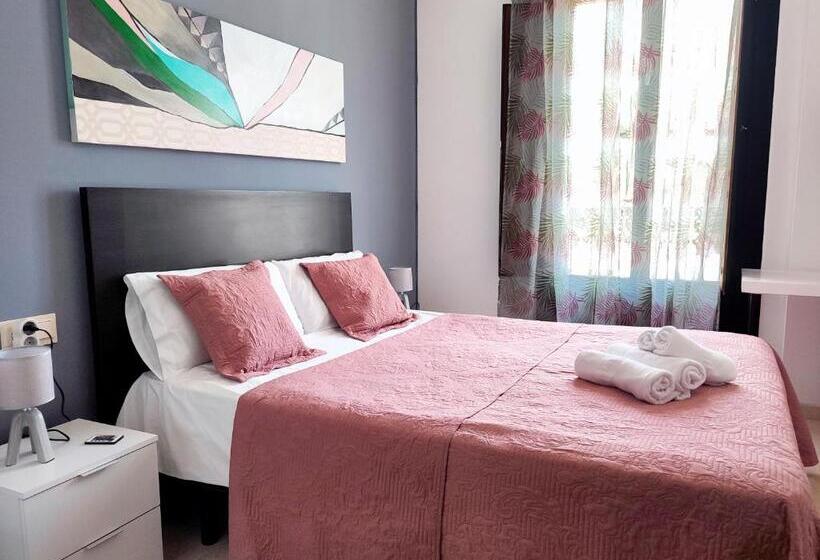 غرفة قياسية رباعية, Flats Friends Plaza De La Reina