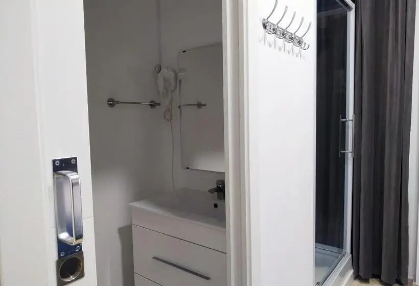 اتاق اکونومی, Flats Friends Plaza De La Reina
