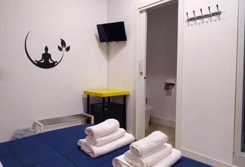 اتاق اکونومی, Flats Friends Plaza De La Reina