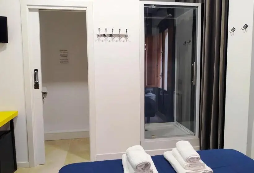 اتاق اکونومی, Flats Friends Plaza De La Reina