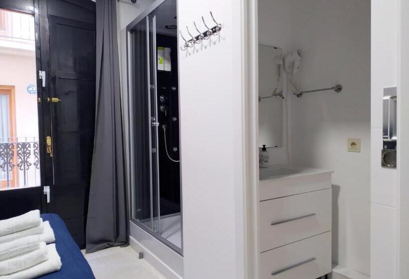 غرفة إقتصادية, Flats Friends Plaza De La Reina