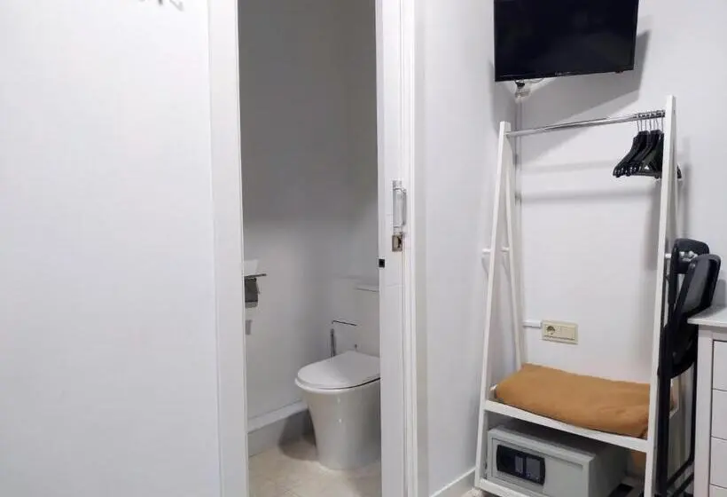 اتاق اکونومی, Flats Friends Plaza De La Reina