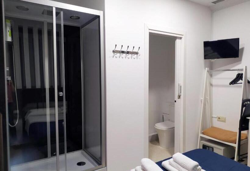 غرفة إقتصادية, Flats Friends Plaza De La Reina