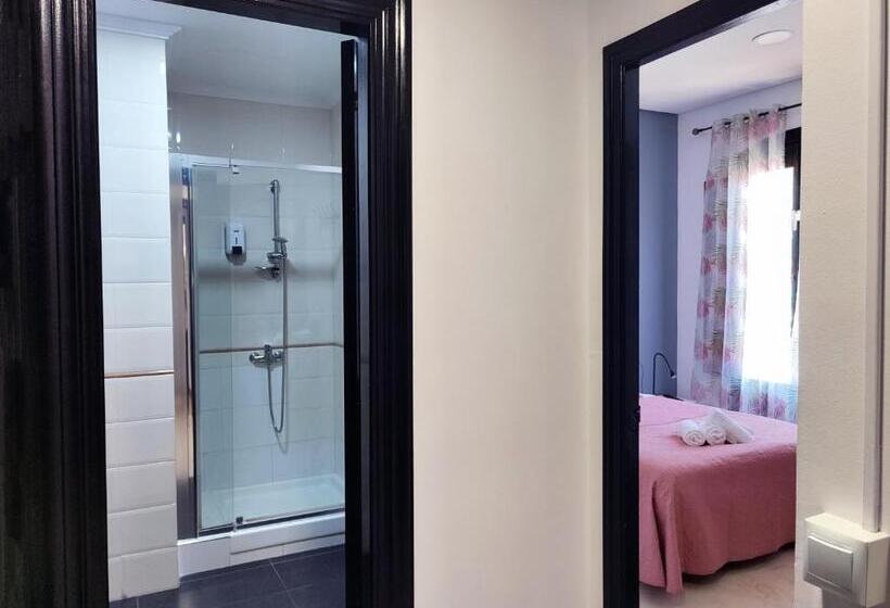 غرفة قياسية رباعية, Flats Friends Plaza De La Reina