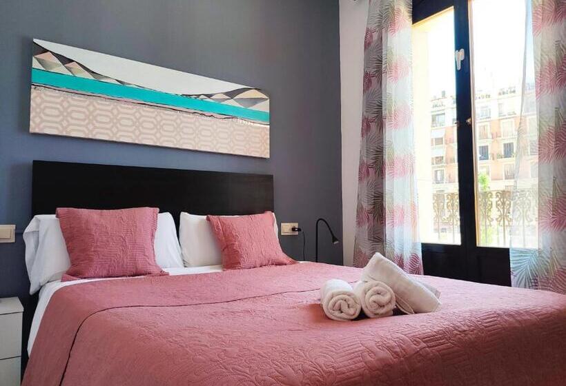 غرفة قياسية رباعية, Flats Friends Plaza De La Reina