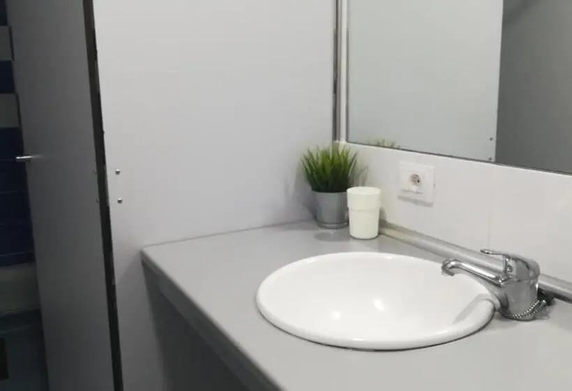 ルームシェアのワンベッド, Trevejo Hostel